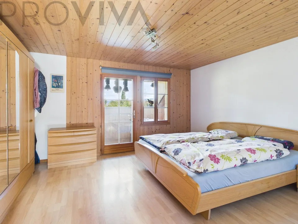 Moderne, spacieuse et sur deux étages avec un coin salon confortable