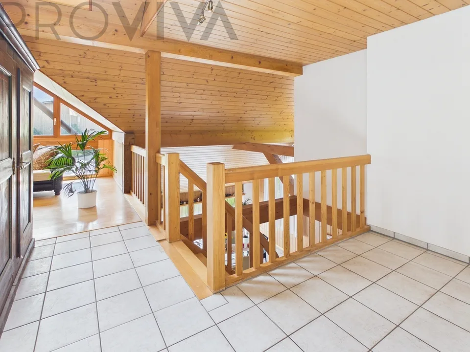 Moderne, spacieuse et sur deux étages avec un coin salon confortable