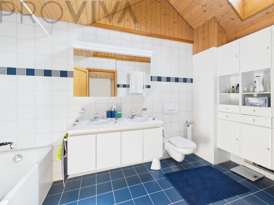 Moderne, spacieuse et sur deux étages avec un coin salon confortable