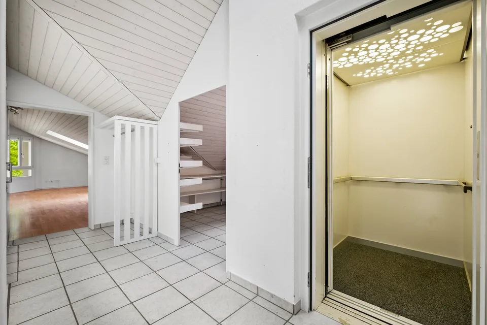 4.5-room attic apartment (190 m2) with magnificent lake view – photo 4 of 10