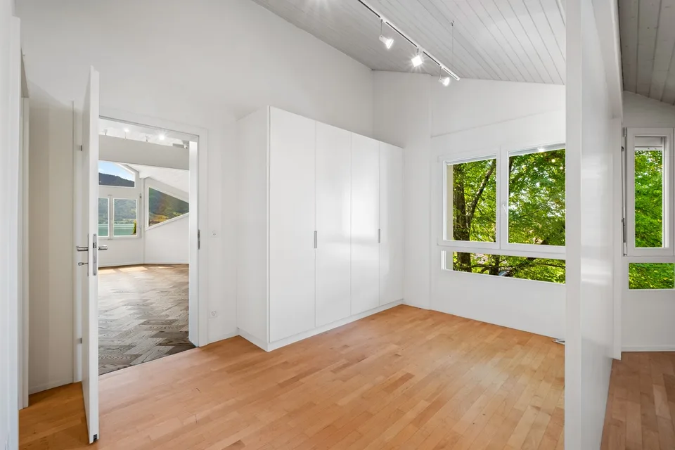 4.5-room attic apartment (190 m2) with magnificent lake view – photo 5 of 10