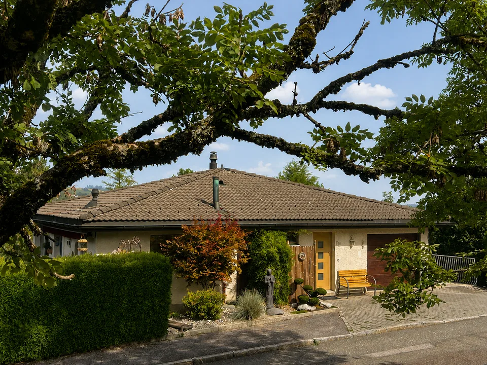 Einzelhaus mit großzügigen Räumen, in einer grünen Umgebung – Foto 2 von 11