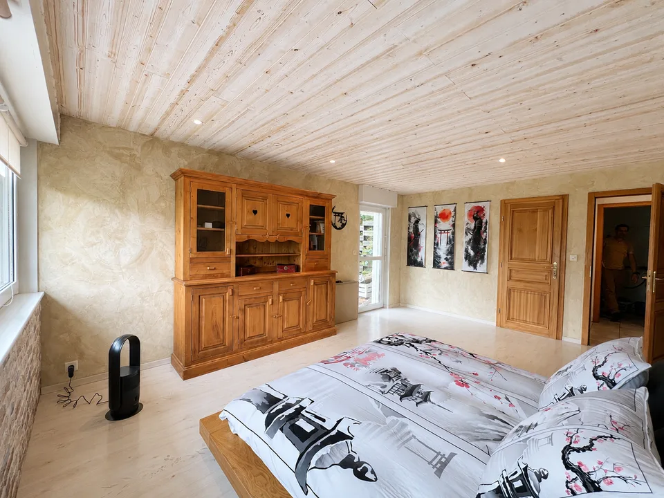 Einzelhaus mit großzügigen Räumen, in einer grünen Umgebung – Foto 7 von 11
