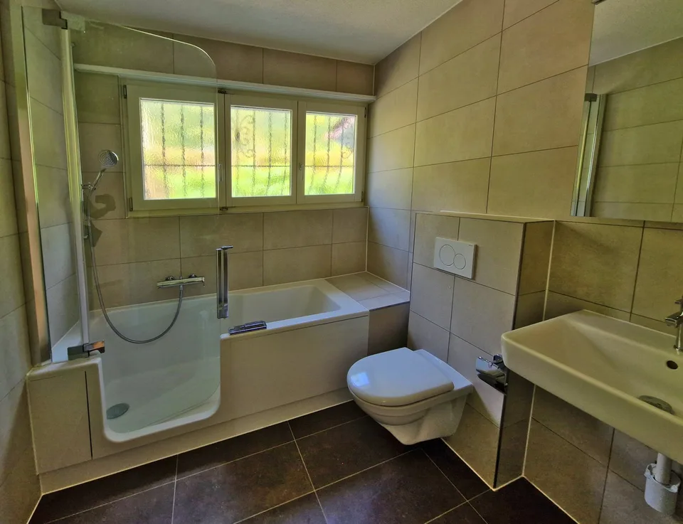 Ampia casa unifamiliare di 6 locali con molta privacy e vista panoramica a Biberstein