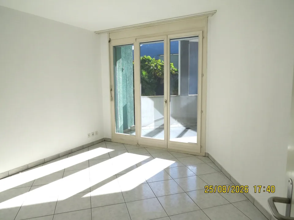 Appartement lumineux de 2.5 pièces avec balcon à Melano, Val Mara