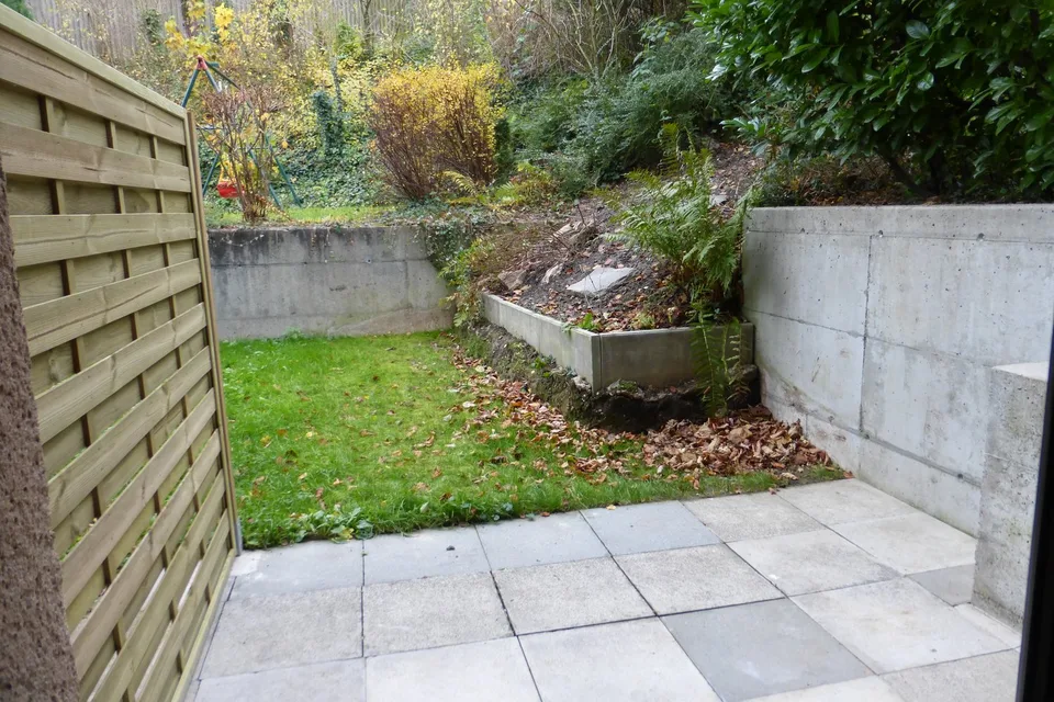 Appartement rénové de 3,5 pièces avec espace de jardin dans le vieux centre du village – photo 8 sur 10