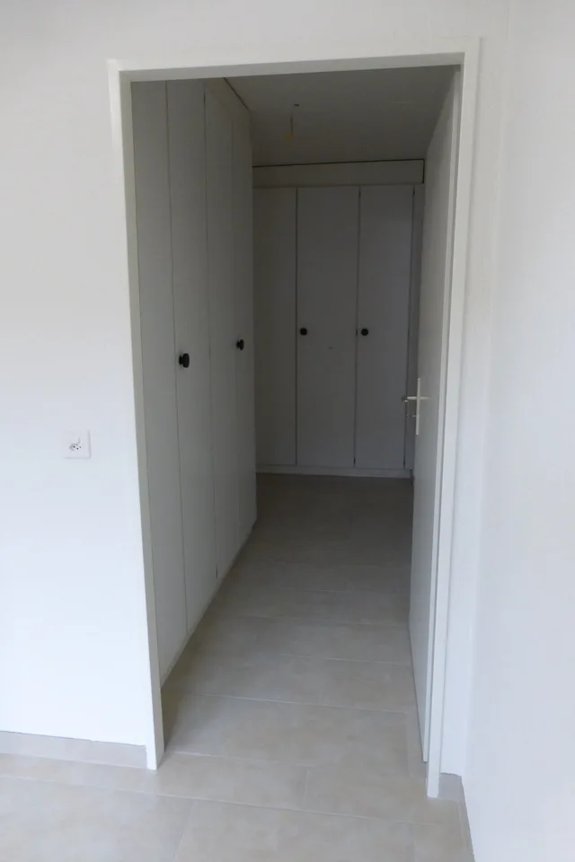 Appartement rénové de 3,5 pièces avec espace de jardin dans le vieux centre du village – photo 4 sur 10