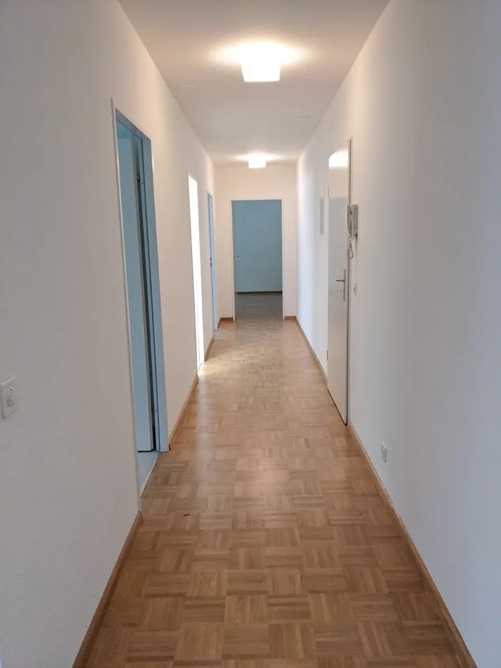 Appartement rénové de 3,5 pièces avec espace de jardin dans le vieux centre du village – photo 7 sur 10