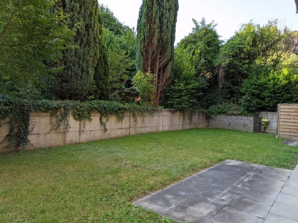 Appartement rénové de 3,5 pièces avec espace de jardin dans le vieux centre du village – photo 9 sur 10