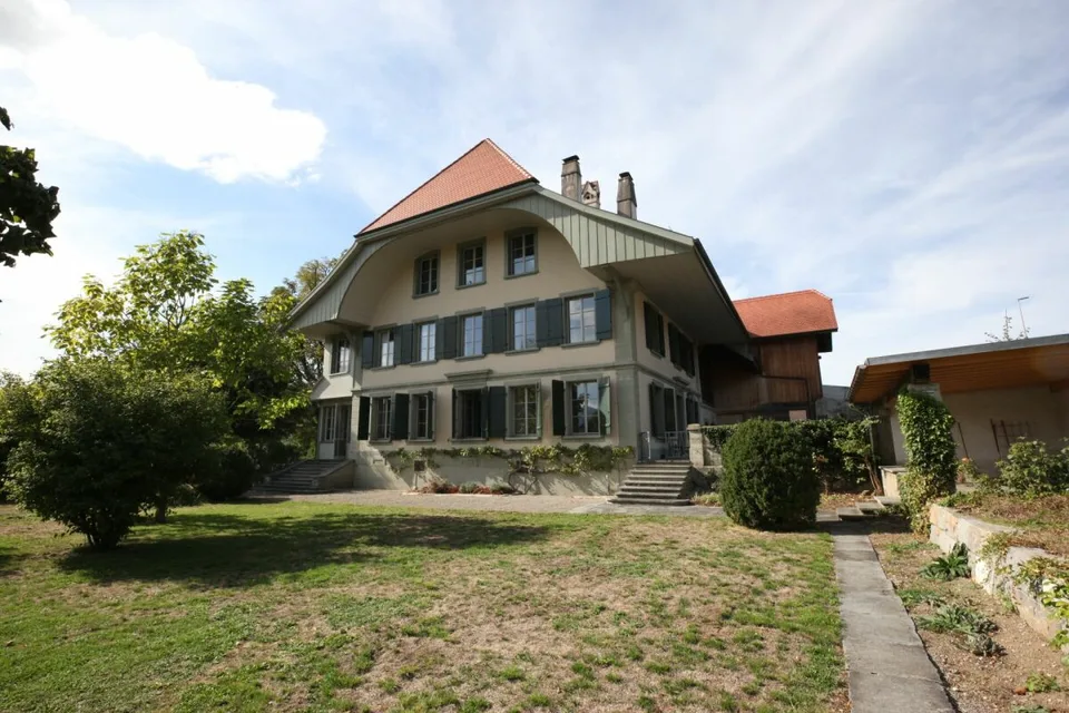 Spacious 5-room apartment in a former farmhouse