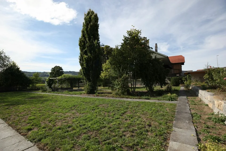 Spacious 5-room apartment in a former farmhouse