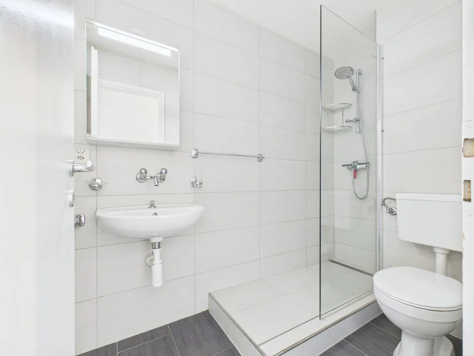 Appartement 3 pièces rénové avec vue panoramique à Biel – Foto 8 von 18