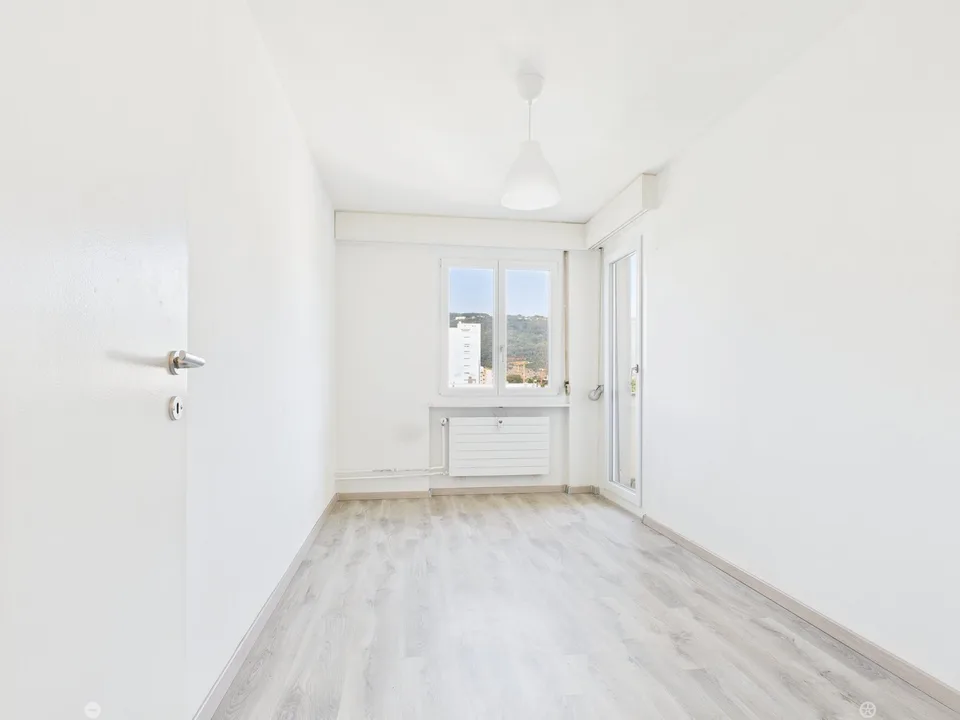 Appartement 3 pièces rénové avec vue panoramique à Biel – Foto 7 von 18