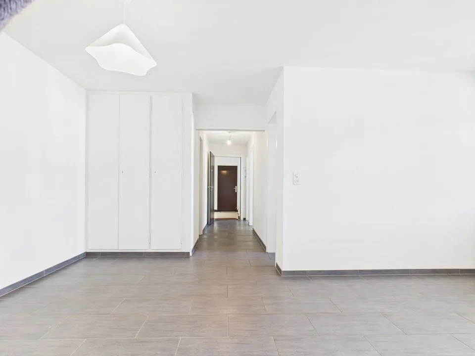 Appartement 3 pièces rénové avec vue panoramique à Biel – Foto 9 von 18