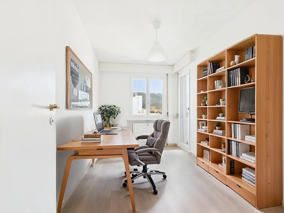 Appartement 3 pièces rénové avec vue panoramique à Biel – Foto 4 von 18