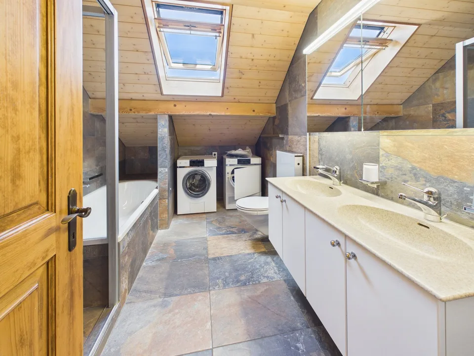 3,5 Zimmer Dachwohnung mit Bergsicht und Raumhöhe – Foto 12 von 21