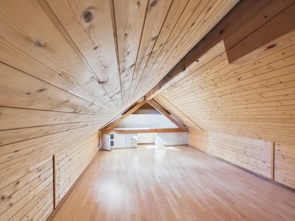 3,5 Zimmer Dachwohnung mit Bergsicht und Raumhöhe – Foto 20 von 21