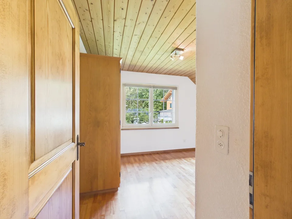 3,5 Zimmer Dachwohnung mit Bergsicht und Raumhöhe – Foto 9 von 21
