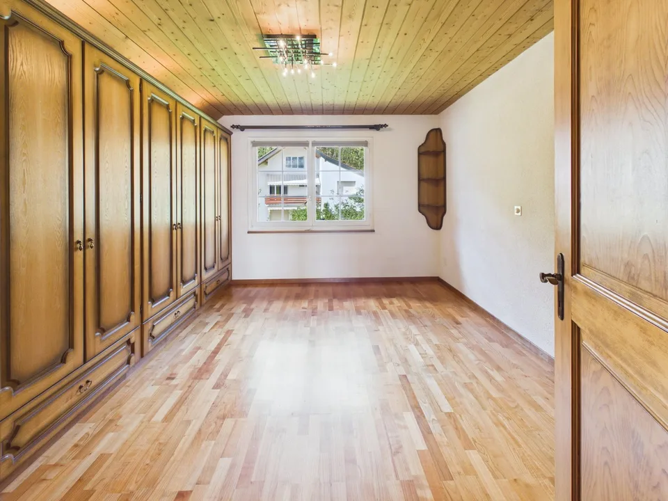 3,5 Zimmer Dachwohnung mit Bergsicht und Raumhöhe – Foto 8 von 21
