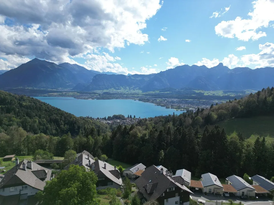 3,5 Zimmer Dachwohnung mit Bergsicht und Raumhöhe – Foto 3 von 21