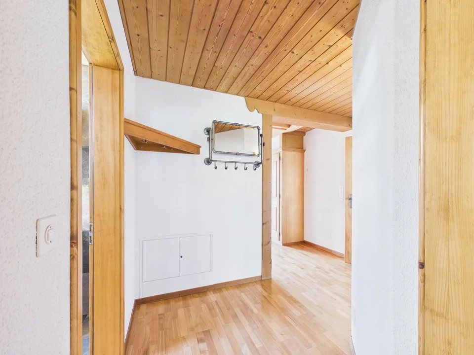 3,5 Zimmer Dachwohnung mit Bergsicht und Raumhöhe – Foto 6 von 21