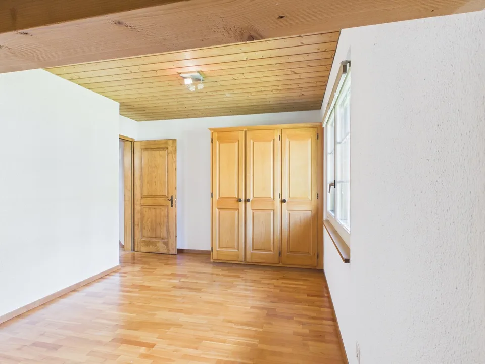 3,5 Zimmer Dachwohnung mit Bergsicht und Raumhöhe – Foto 11 von 21