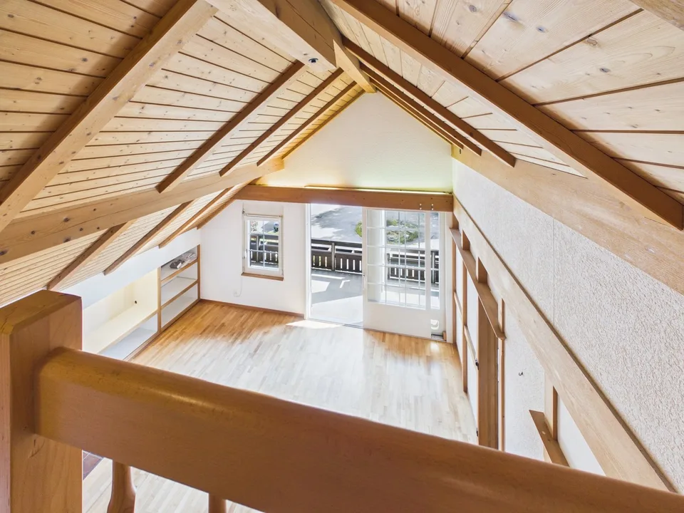 3,5 Zimmer Dachwohnung mit Bergsicht und Raumhöhe – Foto 5 von 21