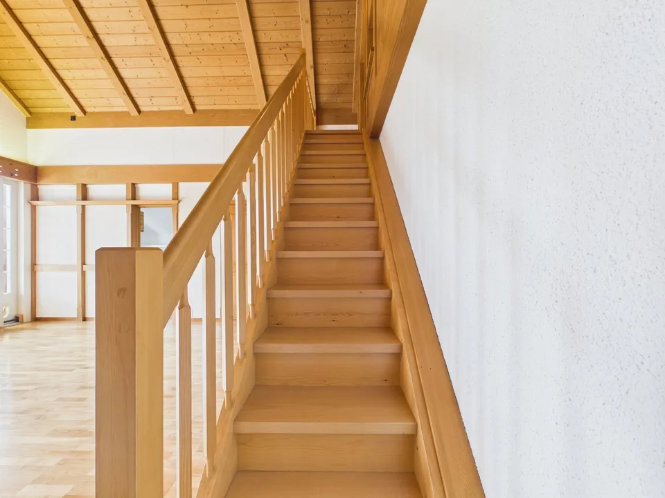 3,5 Zimmer Dachwohnung mit Bergsicht und Raumhöhe – Foto 19 von 21