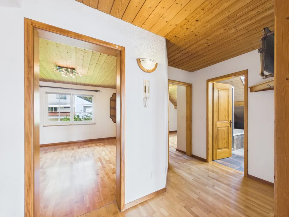 3,5 Zimmer Dachwohnung mit Bergsicht und Raumhöhe – Foto 7 von 21