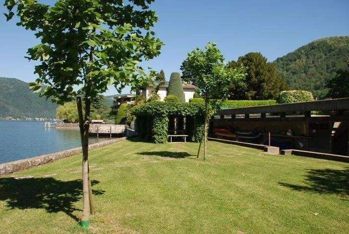 MAROGGIA: 4.5 LOC ESCLUSIVO A LAGO CON PARCO E PISCINA