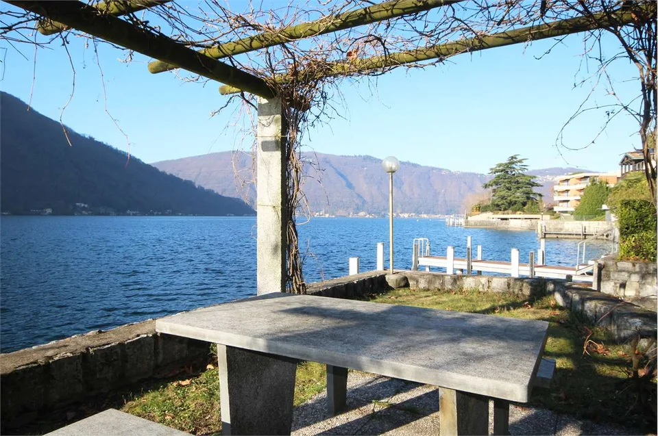 MAROGGIA: 4.5 LOC ESCLUSIVO A LAGO CON PARCO E PISCINA