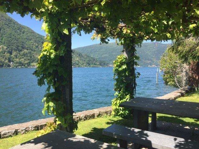 MAROGGIA: 4.5 LOC ESCLUSIVO A LAGO CON PARCO E PISCINA