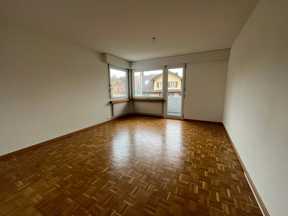 moderne und zentral gelegene 4-Zimmer-Wohnung mit Balkon und Lift im Haus