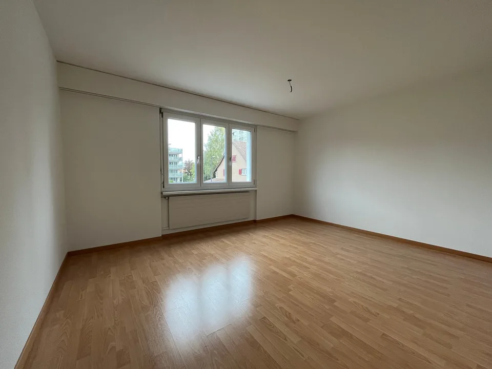 moderne und zentral gelegene 4-Zimmer-Wohnung mit Balkon und Lift im Haus
