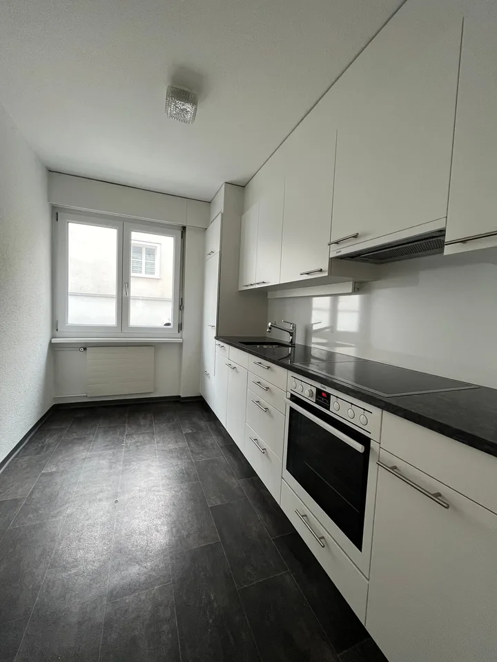 moderne und zentral gelegene 4-Zimmer-Wohnung mit Balkon und Lift im Haus
