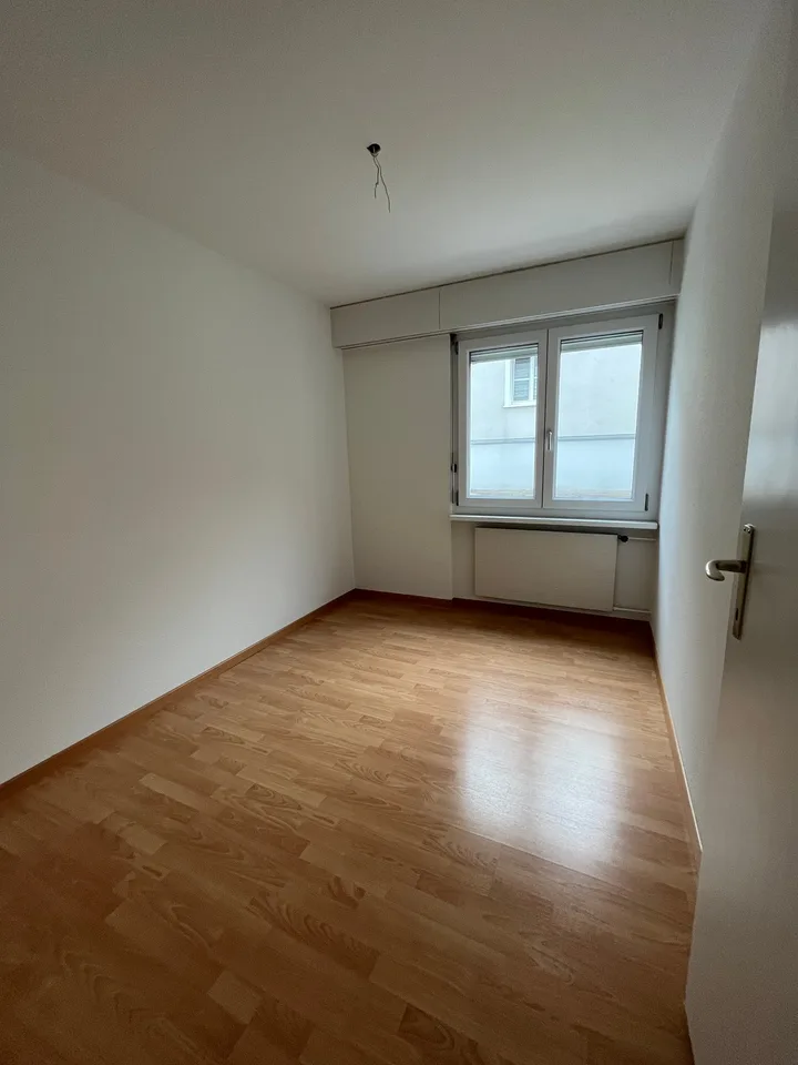 moderne und zentral gelegene 4-Zimmer-Wohnung mit Balkon und Lift im Haus