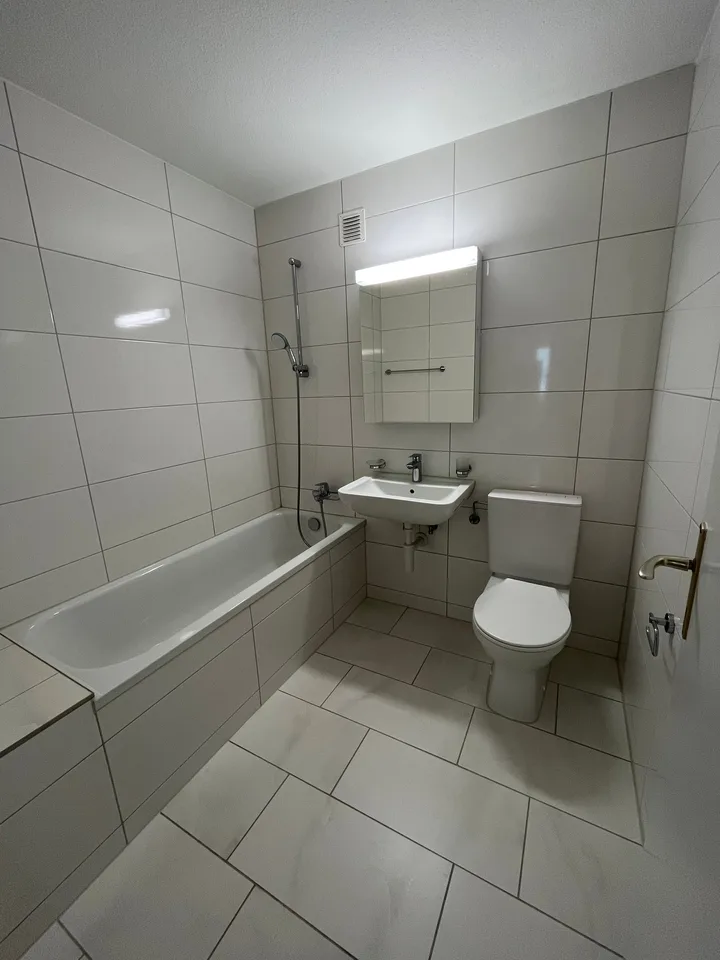 moderne und zentral gelegene 4-Zimmer-Wohnung mit Balkon und Lift im Haus