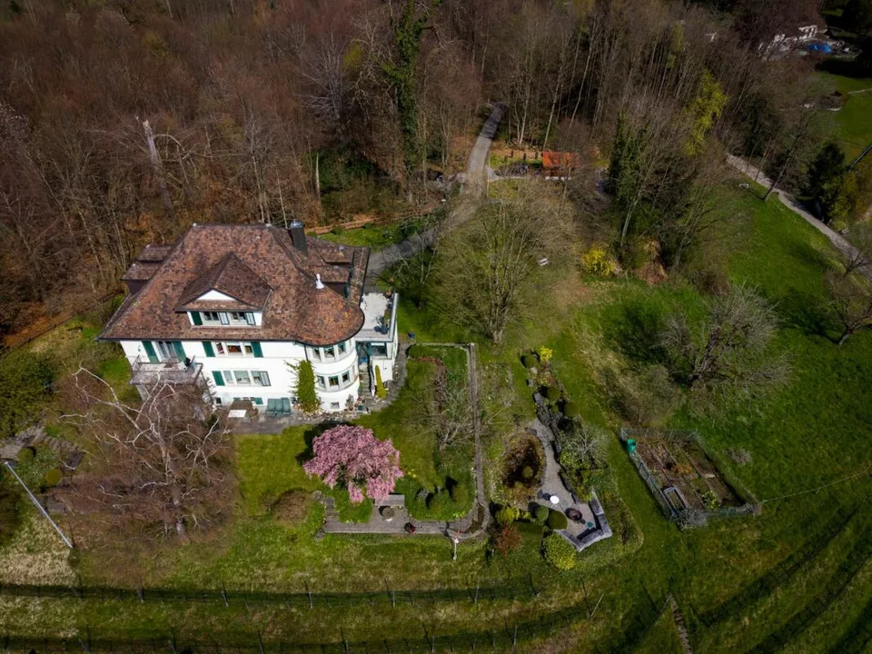 Camera in esclusiva residenza su due livelli di 7 locali in villa Liberty con vista lago/montagna