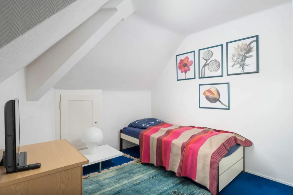 Camera in esclusiva residenza su due livelli di 7 locali in villa Liberty con vista lago/montagna