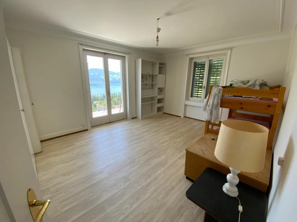 Camera in esclusiva residenza su due livelli di 7 locali in villa Liberty con vista lago/montagna
