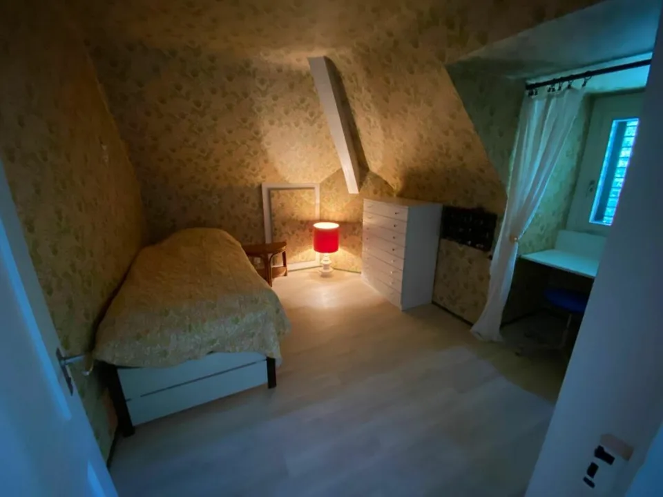 Camera in esclusiva residenza su due livelli di 7 locali in villa Liberty con vista lago/montagna