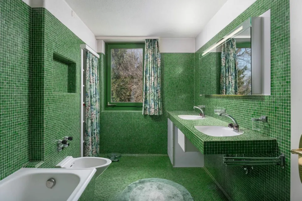 Camera in esclusiva residenza su due livelli di 7 locali in villa Liberty con vista lago/montagna