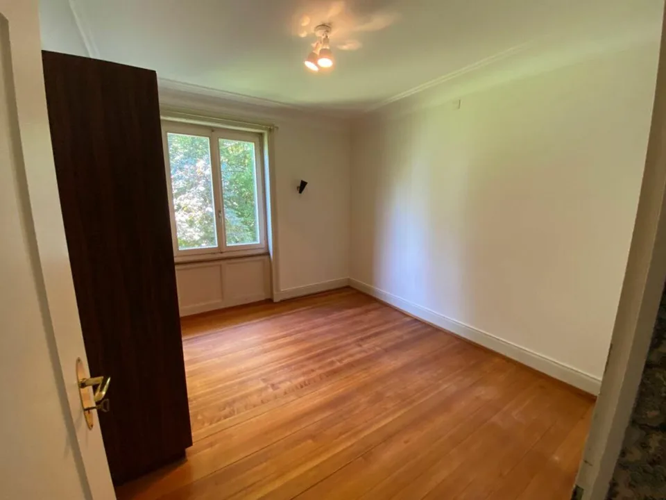 Camera in esclusiva residenza su due livelli di 7 locali in villa Liberty con vista lago/montagna