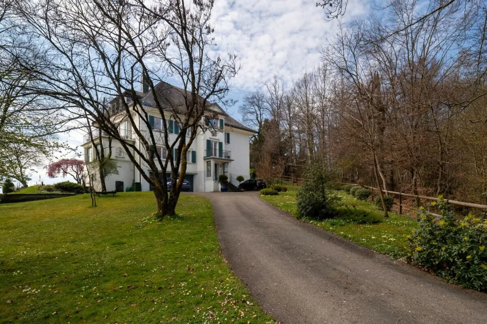 Camera in esclusiva residenza su due livelli di 7 locali in villa Liberty con vista lago/montagna
