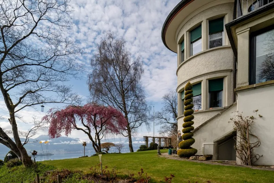 Camera in esclusiva residenza su due livelli di 7 locali in villa Liberty con vista lago/montagna
