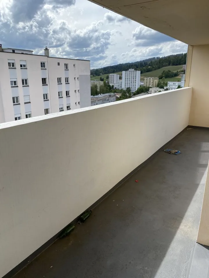 Moderne 4-Zimmer-Wohnung mit Balkon und Panoramablick – La Chaux-de-Fonds – Foto 5 von 10