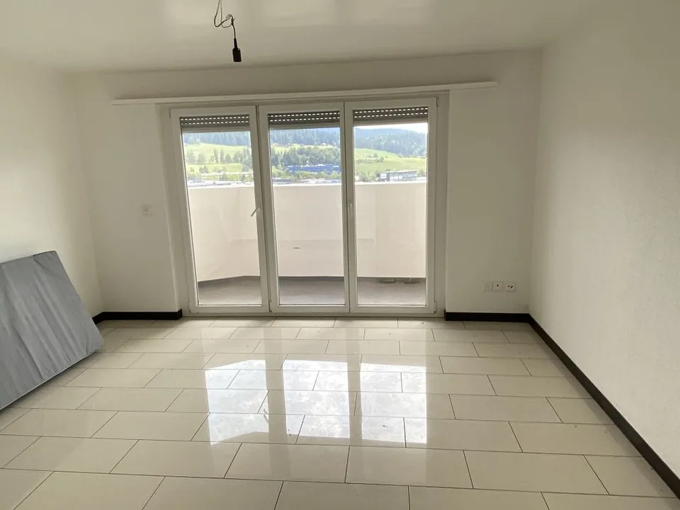 Moderne 4-Zimmer-Wohnung mit Balkon und Panoramablick – La Chaux-de-Fonds – Foto 4 von 10