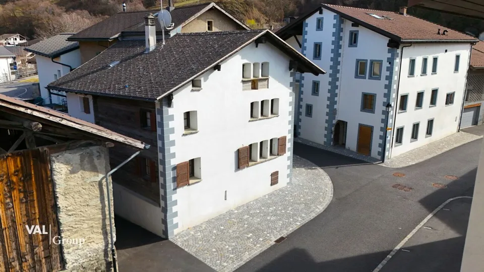 Fascino storico e comfort moderno in una casa a due famiglie unica