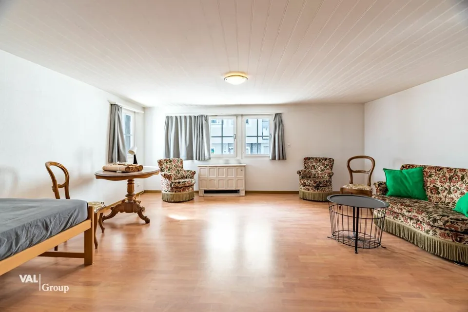 Fascino storico e comfort moderno in una casa a due famiglie unica