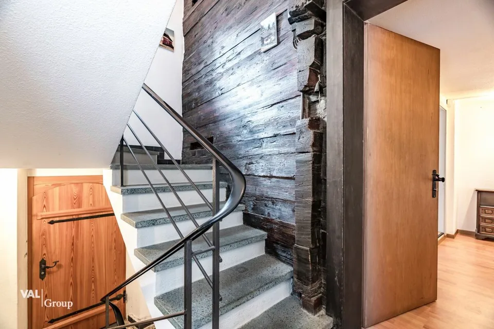 Fascino storico e comfort moderno in una casa a due famiglie unica